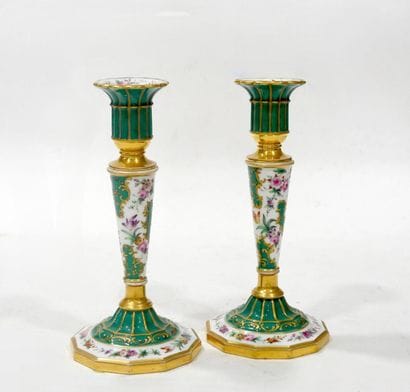 Paire de bougeoirs en porcelaine au décor...