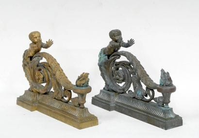Paire de chenets en bronze à patine dorée,...