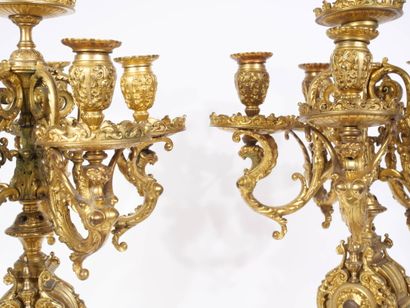 Paire de candélabres en bronze ciselé et...