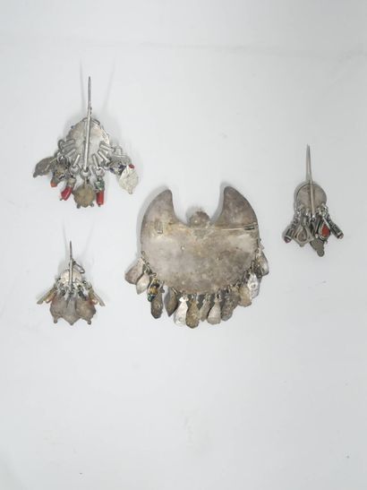 Ensemble de 4 fibules et broches kabyles,...