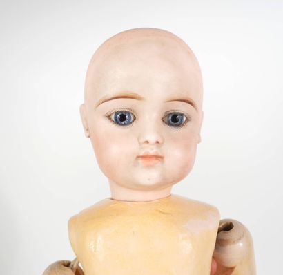 Poupée Fernand Gauthier n°9 à tête en porcelaine,...
