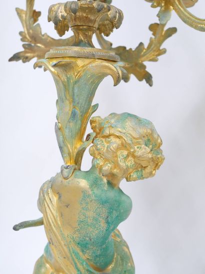 Paire de candélabres en bronze doré figurant...