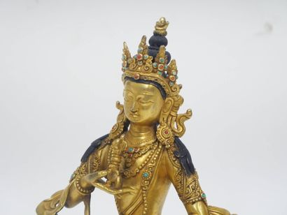 Bouddha soulevant un vajra de la main droite...