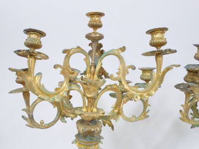 Paire de candélabres en bronze doré figurant...
