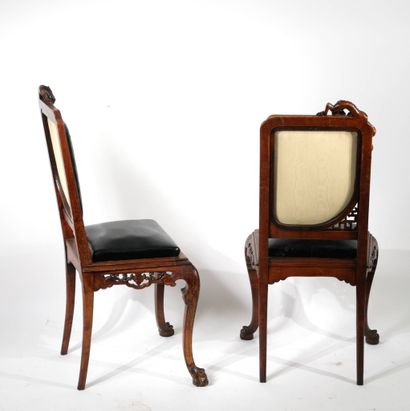 Paire de chaises en bois sculpté aux formes...