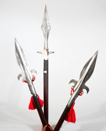 Ensemble de trois armes d'hast.
Comprenant...
