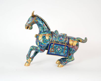 CHINE, XXe siècle.
Cheval en laiton et émaux...