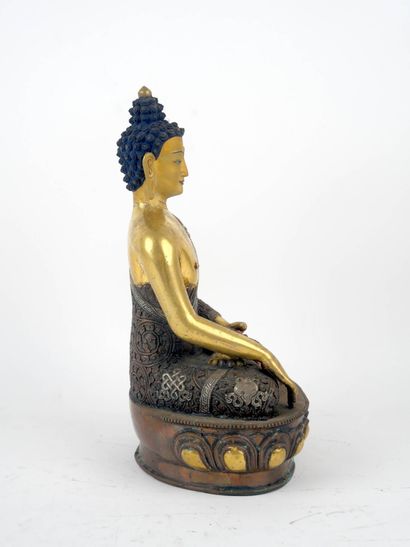 CHINE, XXe siècle
Bouddha en bronze à patines...