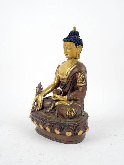 CHINE, XXe siècle
Bouddha en bronze à patine...