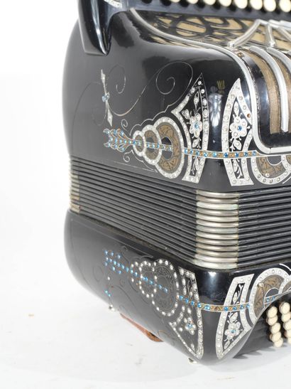 Accordéon MAUGEIN FRERES à décor de motifs...