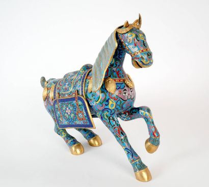 CHINE, XXe siècle.
Cheval en laiton et émaux...