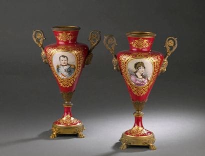 Paire de vases sur piédouche à panse conique...