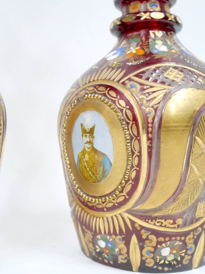 Iran - Dynastie Qadjar
Paire de grands flacons...