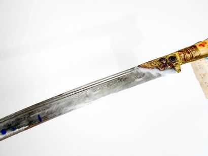 Sabre ottoman dit yatagan.
Monture à plaquettes...