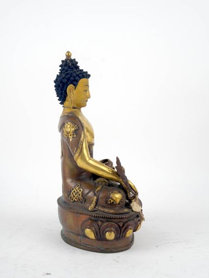 CHINE, XXe siècle
Bouddha en bronze à patine...