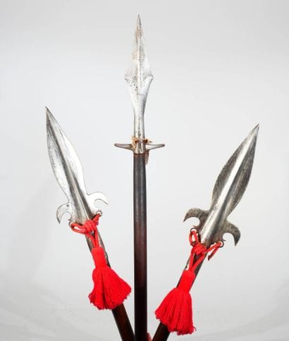 Ensemble de trois armes d'hast.
Comprenant...
