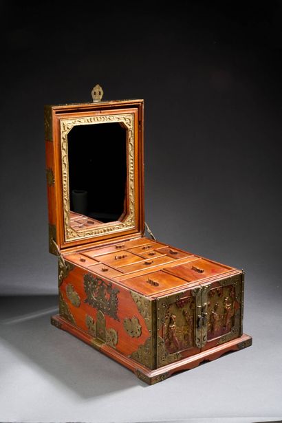 CHINE - Vers 1900
Coiffeuse portative en...