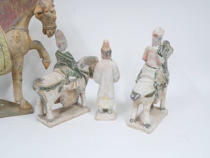 CHINE - XXe siècle
Ensemble en terre cuite...