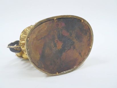 Bouddha soulevant un vajra de la main droite...