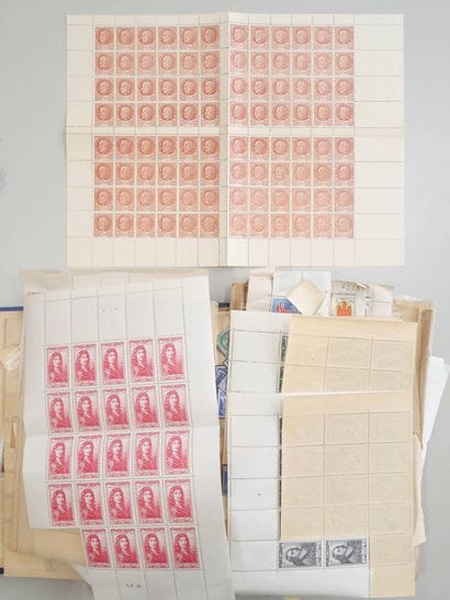Un classeur de timbres semi modernes de France...