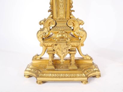 Paire de candélabres en bronze ciselé et...
