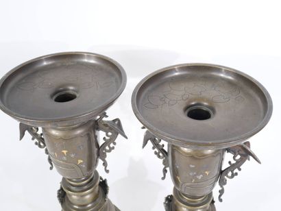 JAPON, XIXe siècle
Paire de bougeoirs en...