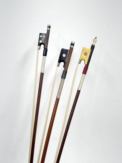 Trois archets d'étude (deux violons, un violoncelle)
à...