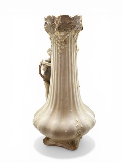 d'après Auguste MOREAU
Vase en porcelaine...