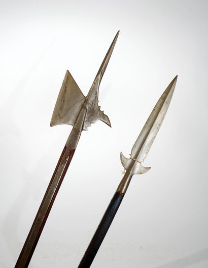 Ensemble de deux armes d'hast de style.
Comprenant...