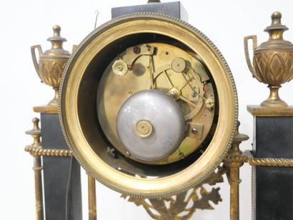 Pendule portique Louis XVI en marbre noir...