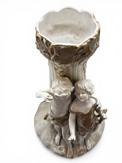 d'après Auguste MOREAU
Vase en porcelaine...