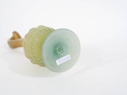 Vase lacrymatoire iranien en verre vert-orangé...