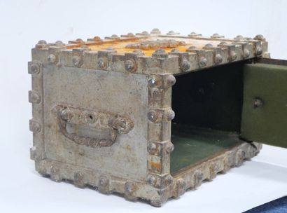 Petit coffre-fort de la marque BAUCHE
Ouvrant...