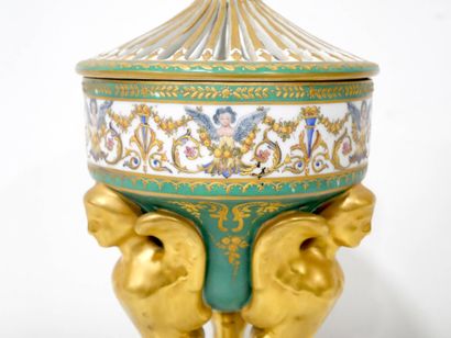 Brûle-parfum en porcelaine de Paris en forme...