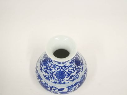 CHINE - XXe siècle
Vase à panse basse et...