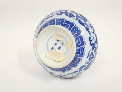 CHINE - XXe siècle
Vase à panse basse et...