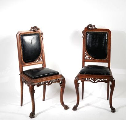 Paire de chaises en bois sculpté aux formes...