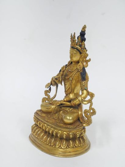 Bouddha soulevant un vajra de la main droite...
