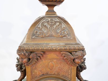 SUSSE Frères 
Garniture de cheminée aux satyres...