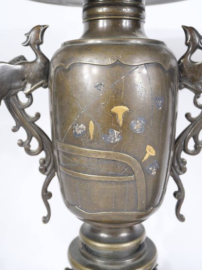 JAPON, XIXe siècle
Paire de bougeoirs en...