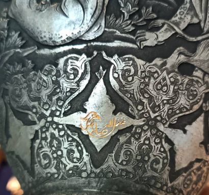IRAN, vers 1900
Vase en métal argenté au...