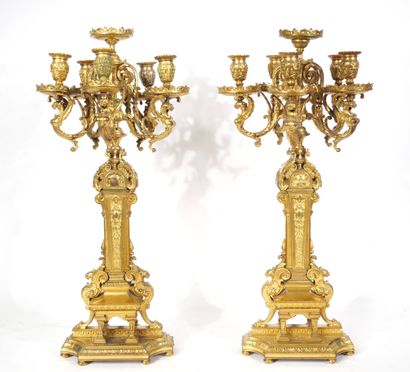 Paire de candélabres en bronze ciselé et...