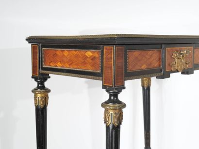Table travailleuse en bois noirci, placage...