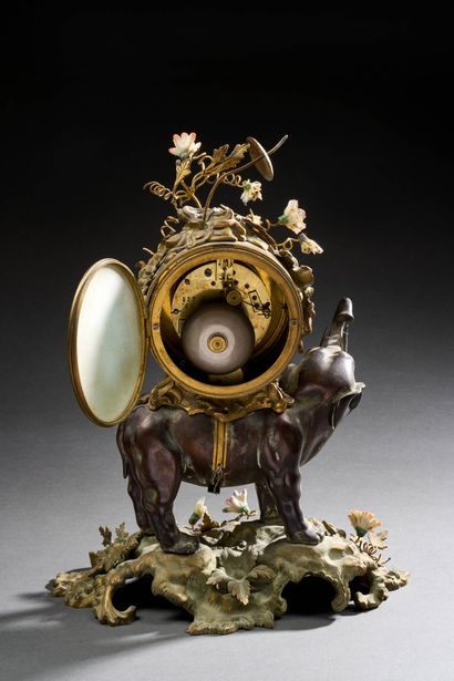 Pendule à l'éléphant porteur en bronze à...