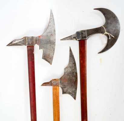 Ensemble de trois haches de guerre.
Estocs...