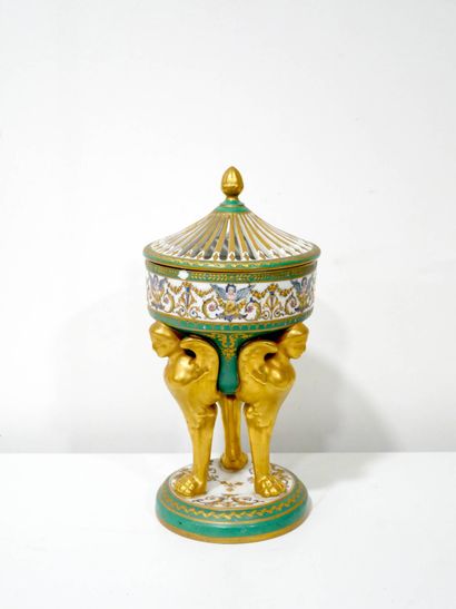 Brûle-parfum en porcelaine de Paris en forme...