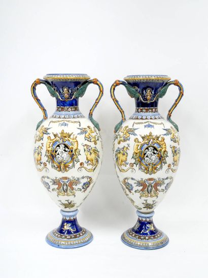 Gien
Paire de grands vases en faïence modèle...