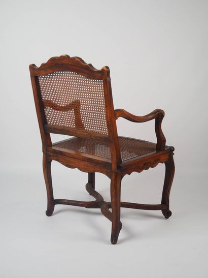 Suite de trois fauteuils cannés à dossier...