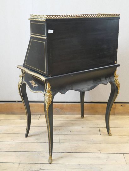 Bureau de dame en bois noirci incrusté de...