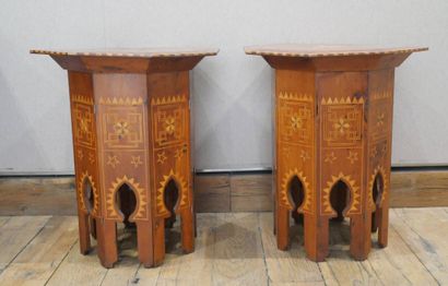 AFRIQUE DU NORD
Deux tables à thé aux plateaux...